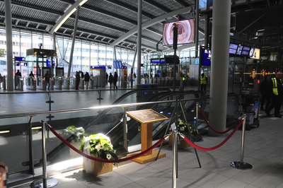 904195 Afbeelding van bloemstukken bij het (tijdelijke) gedenkteken voor oorlogsslachtoffers onder het personeel van de ...